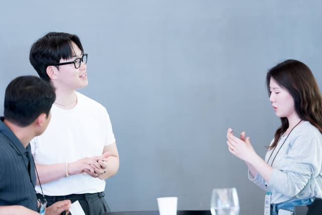 내러티브 행사에서 이야기를 나누는 사람들
