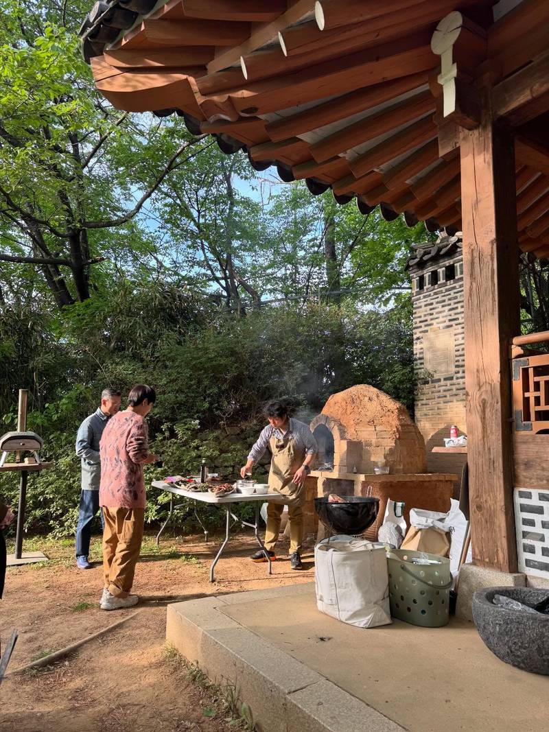 한옥 마당에서 열린 야외 다이닝