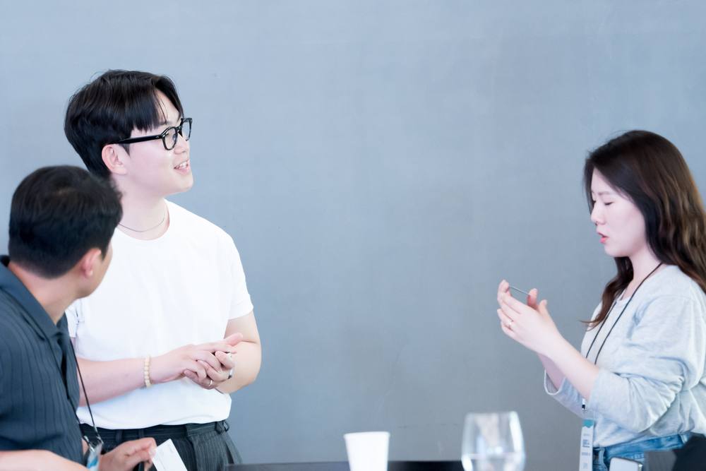 파운더 밋업에서 대화하는 참가자들